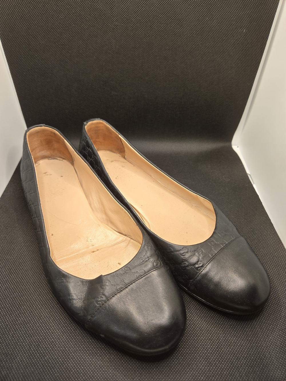 Gucci Black Leather Women's Ballet Flats with Subtle GG Detail